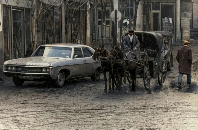 Конная повозка рядом с американским Chevrolet на улицах Эрзурума. Турция, 1973 год. Конная повозка рядом с американским Chevrolet на улицах Эрзурума. Турция, 1973 год.