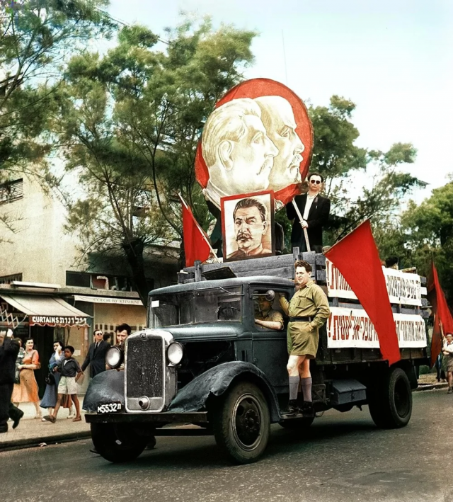 Первомайский парад. Тель-Авив, 1949 год. Первомайский парад. Тель-Авив, 1949 год.