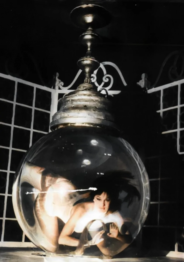 Танцовщица ночного клуба в специальном аквариуме. Бейрут, 1966 год. Танцовщица ночного клуба в специальном аквариуме. Бейрут, 1966 год.