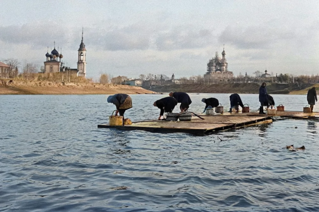 Женщины полощут бельё в реке. Вологда, 1966 год. Женщины полощут бельё в реке. Вологда, 1966 год.
