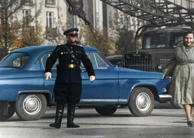 Постовой старшина Садык Касымов у гостиницы Ташкент. Узбекская ССР, 1962 – 1966 год. Постовой старшина Садык Касымов у гостиницы Ташкент. Узбекская ССР, 1962 – 1966 год.