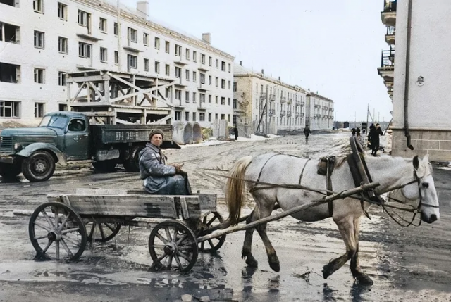 Перекресток улиц Южной и Ленинградской. Дубна, 1960 год. Перекресток улиц Южной и Ленинградской. Дубна, 1960 год.