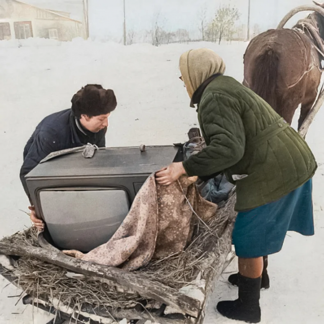 «Телевидение пришло в деревню» СССР, 1980-е. «Телевидение пришло в деревню» СССР, 1980-е.