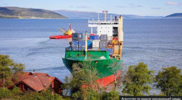 В Норвегии мужчина проснулся и увидел на участке грузовой корабль