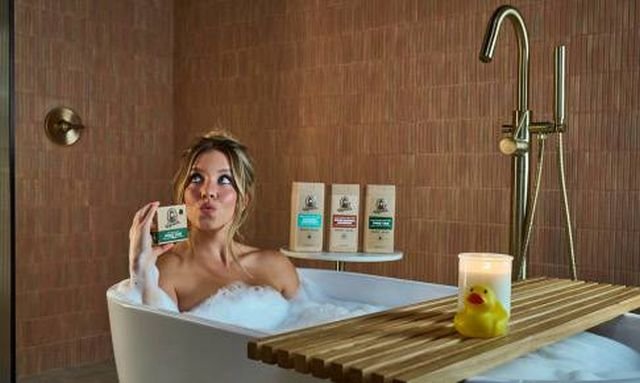 Сидни Суини начала продавать мыло с водой из ванны, в которой она купалась Сидни Суини начала продавать мыло с водой из ванны, в которой она купалась