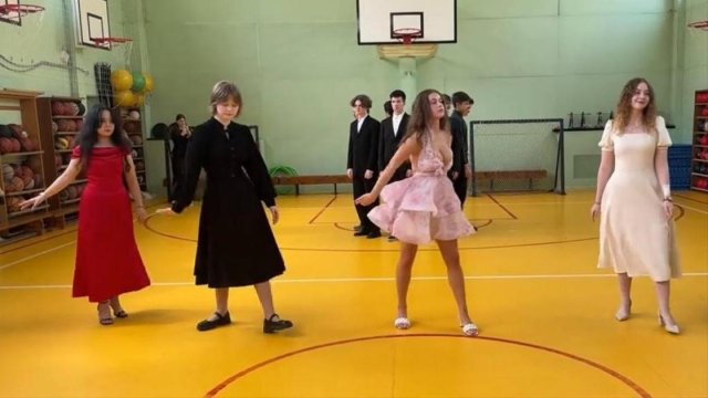 Как живет выпускница Виктория, которая пришла в откровенном платье на школьный бал