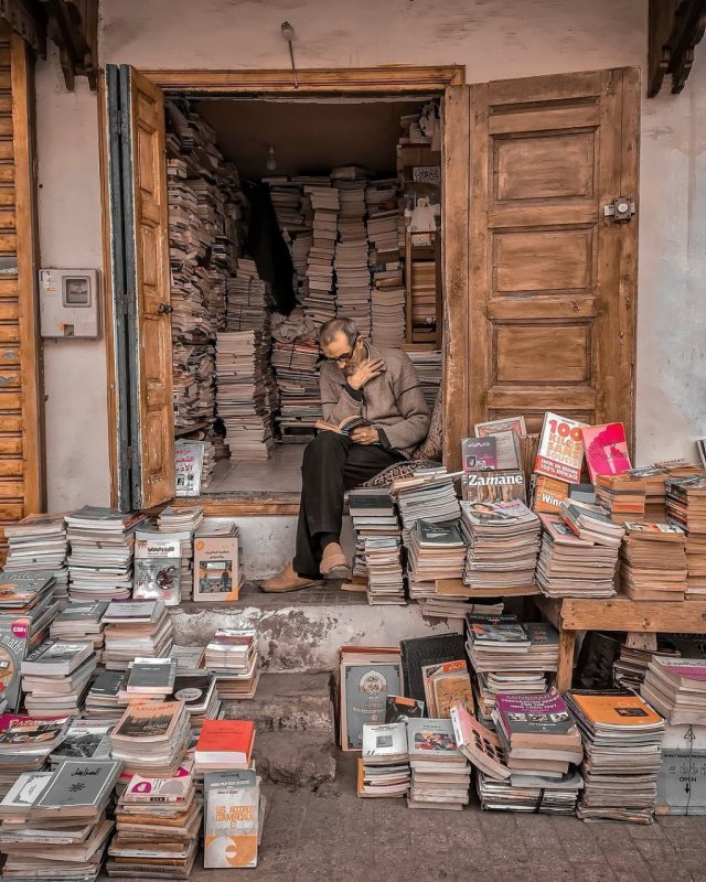 73-летний книготорговец Мохамед Азиз из Марокко читает в день от 6 до 8 часов