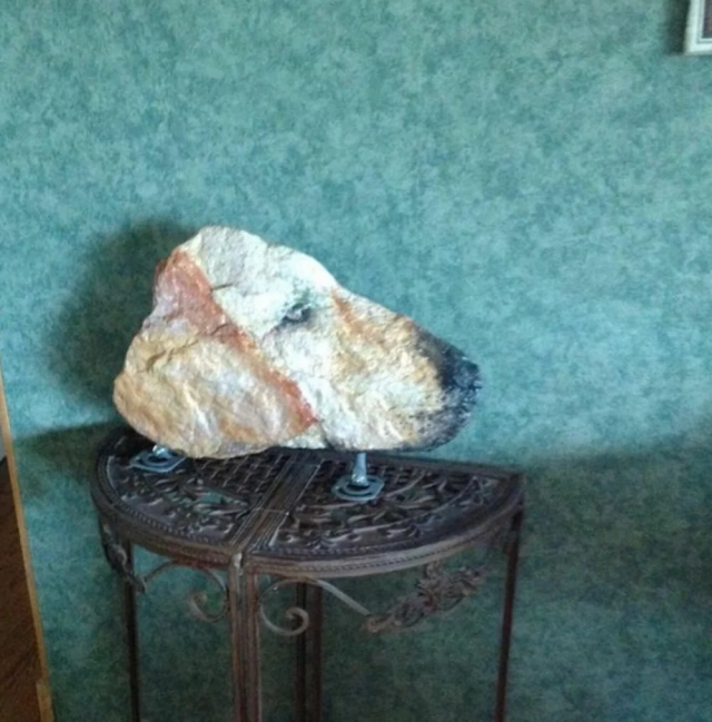 А этот камень причудливой формы головы собаки породы лабрадор. Был найден в провинции Лабрадор. Горная порода так и называется «лабрадорит» А этот камень причудливой формы головы собаки породы лабрадор. Был найден в провинции Лабрадор. Горная порода так и называется «лабрадорит»