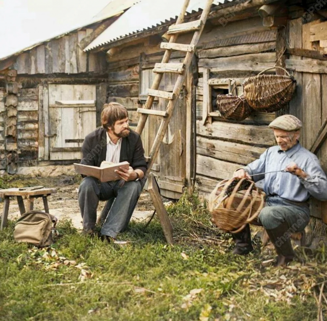 Советский и белорусский график и живописец, заслуженный деятель искусств Белорусский ССР Георгий Поплавский работает над портретом А. Мохнатого, мастером народного промысла плетения из лозы. Деревня Масковичи Витебской области, 1981 год. Советский и белорусский график и живописец, заслуженный деятель искусств Белорусский ССР Георгий Поплавский работает над портретом А. Мохнатого, мастером народного промысла плетения из лозы. Деревня Масковичи Витебской области, 1981 год.