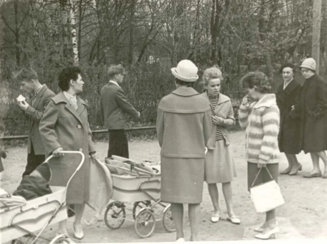 «Наши городские модницы в день открытия парка». Г. Ефимовский, 25 мая 1954 года, Череповец. «Наши городские модницы в день открытия парка». Г. Ефимовский, 25 мая 1954 года, Череповец.