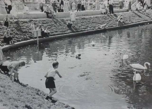 В ЦПКиО. Л. Бергольцев, 1957 год, Москва В ЦПКиО. Л. Бергольцев, 1957 год, Москва