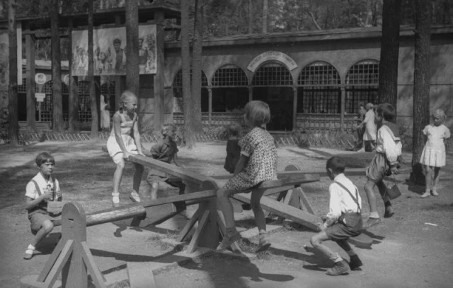 Детский городок в Сокольниках. С. Васин, 1940 год, Москва. Детский городок в Сокольниках. С. Васин, 1940 год, Москва.