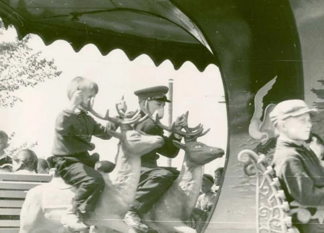 Парк культуры и отдыха: на карусели. В. Петров, 1962 год, Череповец. Парк культуры и отдыха: на карусели. В. Петров, 1962 год, Череповец.