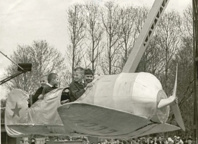 Новый аттракцион «Самолет» в день открытия парка, Г. Ефимовский, 24 мая 1964 года, Череповец. Новый аттракцион «Самолет» в день открытия парка, Г. Ефимовский, 24 мая 1964 года, Череповец.