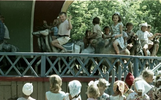 Дети на карусели. Вс. Тарасевич, 1967 год, Волжский. Дети на карусели. Вс. Тарасевич, 1967 год, Волжский.