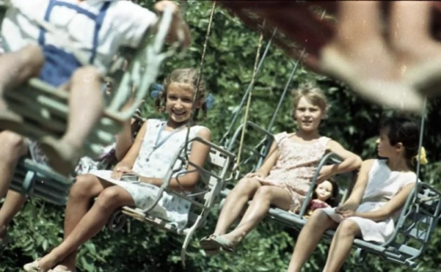 Дети на карусели. Вс. Тарасевич, 1967 год, Волжский. Дети на карусели. Вс. Тарасевич, 1967 год, Волжский.