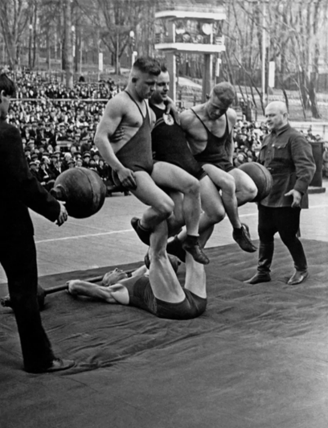 Спортивный вечер в Зеленом театре ЦПКиО им. М. Горького. В. Гребнев, 1936 год, Москва. Спортивный вечер в Зеленом театре ЦПКиО им. М. Горького. В. Гребнев, 1936 год, Москва.