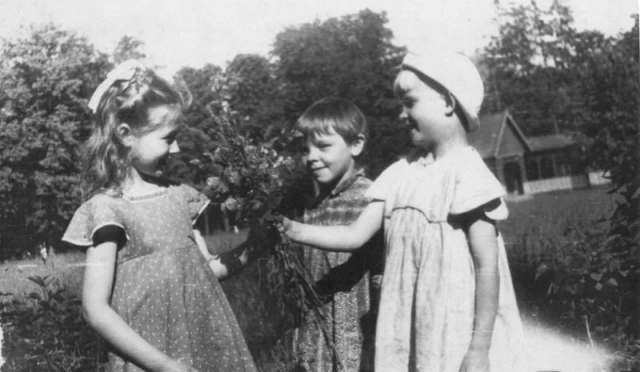 Дети в городском Парке культуры и отдыха. Г. Ефимовский, июнь 1950 года, Череповец. Дети в городском Парке культуры и отдыха. Г. Ефимовский, июнь 1950 года, Череповец.