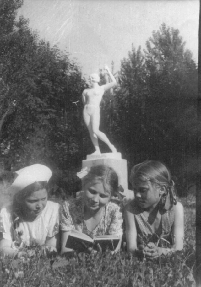 В Парке культуры и отдыха. Г. Ефимовский, июль 1950 года, Череповец. В Парке культуры и отдыха. Г. Ефимовский, июль 1950 года, Череповец.