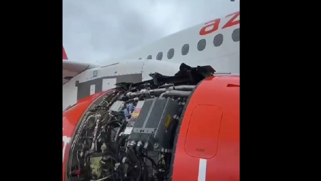 При взлёте из Москвы у самолета «Азимута» оторвало часть двигателя При взлёте из Москвы у самолета «Азимута» оторвало часть двигателя