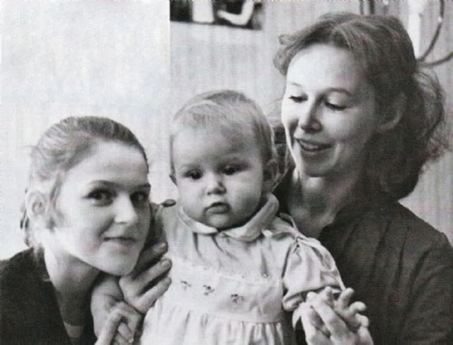 Евгения Симонова с дочками Зоей и Машей, 1980-е годы Евгения Симонова с дочками Зоей и Машей, 1980-е годы