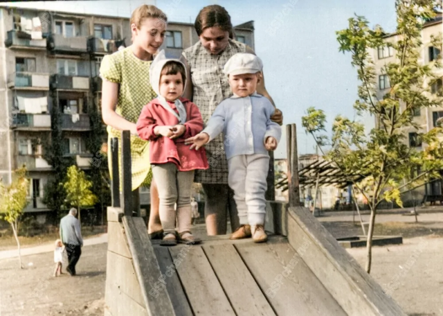 Детская площадка, 1965-1968 год. Детская площадка, 1965-1968 год.