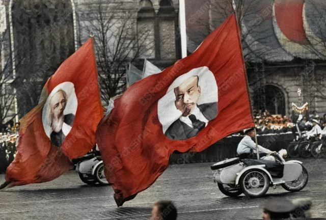 Празднование 1 мая на Красной площади. Москва, 1958 год. Празднование 1 мая на Красной площади. Москва, 1958 год.