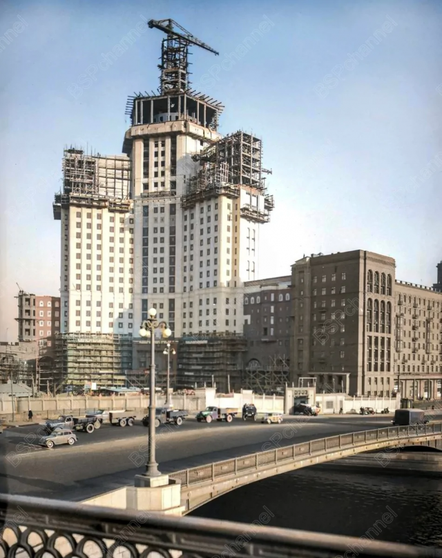 Строительство высотного здания на Котельнической набережной. Москва, 1950 год. Строительство высотного здания на Котельнической набережной. Москва, 1950 год.