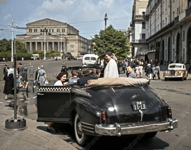 Маршрутное такси на площади Свердлова. Москва, 1955 год. Маршрутное такси на площади Свердлова. Москва, 1955 год.