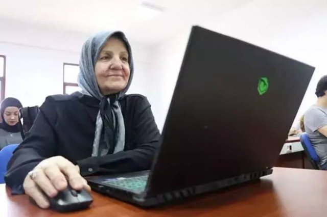 Никогда не поздно: 71-летняя бабушка из Турции выучилась на графического дизайнера Никогда не поздно: 71-летняя бабушка из Турции выучилась на графического дизайнера