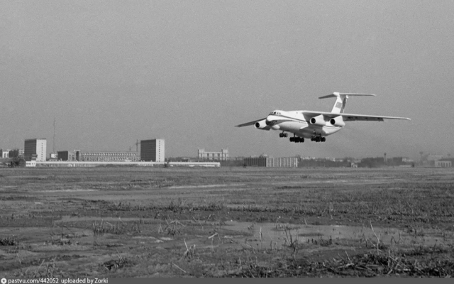 25 марта 1971 года. Первый взлет Ил-76 с Центрального аэродрома имени Фрунзе на Ходынском поле. 25 марта 1971 года. Первый взлет Ил-76 с Центрального аэродрома имени Фрунзе на Ходынском поле.