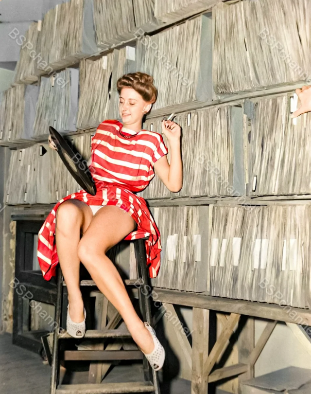 Помощница ди-джея на радиостанции. США, 1955 год.