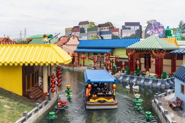 В Шанхае построили самый большой в мире Legoland