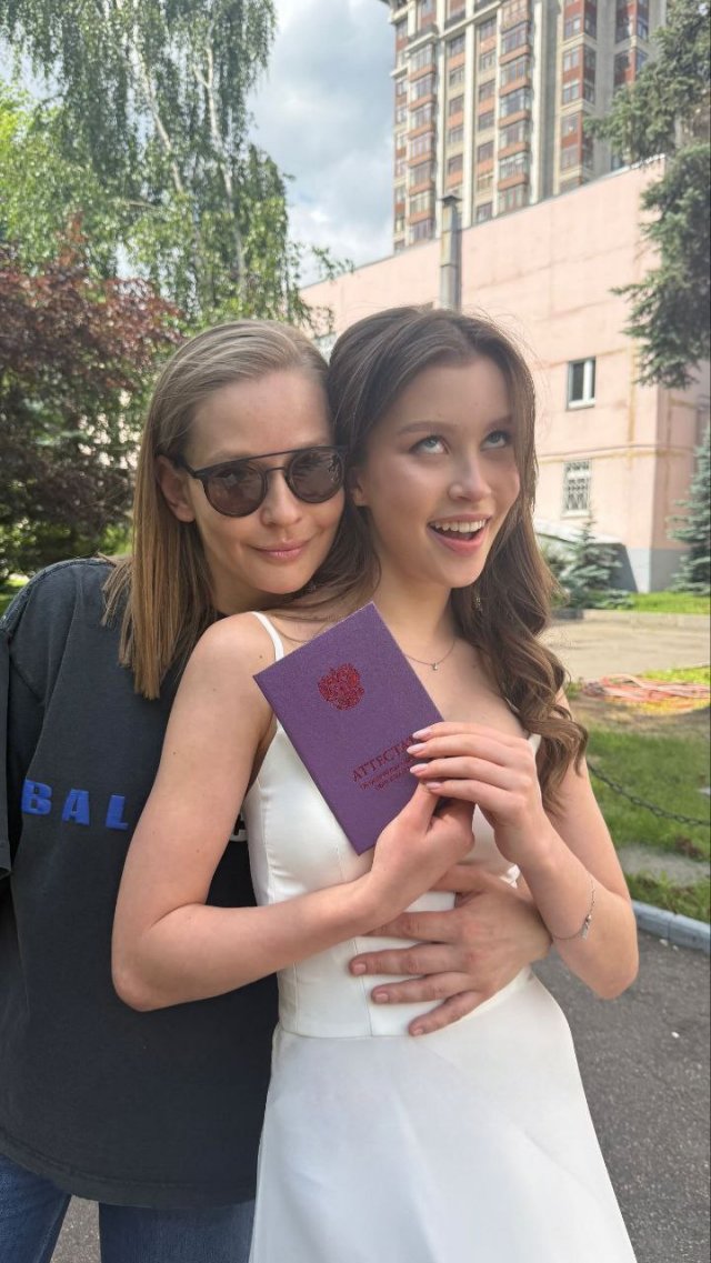 Анна Пересильд окончила 9-й класс Анна Пересильд окончила 9-й класс