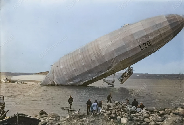 Цеппелин LZ 59 (военно-морское обозначение L 20) — немецкий дирижабль времён Первой Мировой войны после аварийной посадки, 1916 год. Цеппелин LZ 59 (военно-морское обозначение L 20) — немецкий дирижабль времён Первой Мировой войны после аварийной посадки, 1916 год.