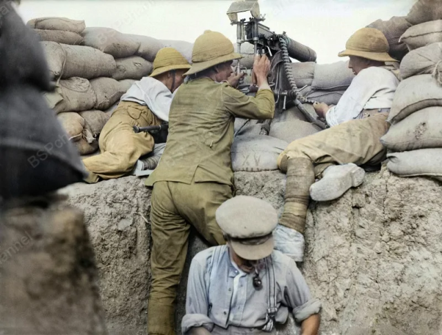 Британский пулемётный расчёт на позиции. Галлиполи, Турция, 1915 год. Британский пулемётный расчёт на позиции. Галлиполи, Турция, 1915 год.