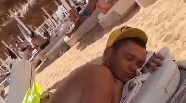 уснул на пляже