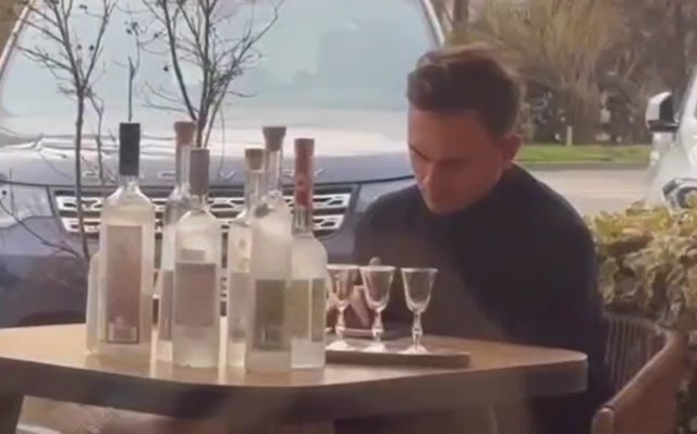 Угадайте, чего он ждет