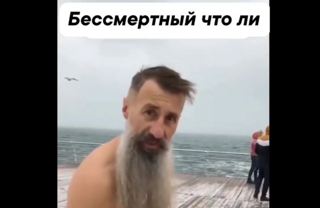 А не боится ли он купаться в такие волны