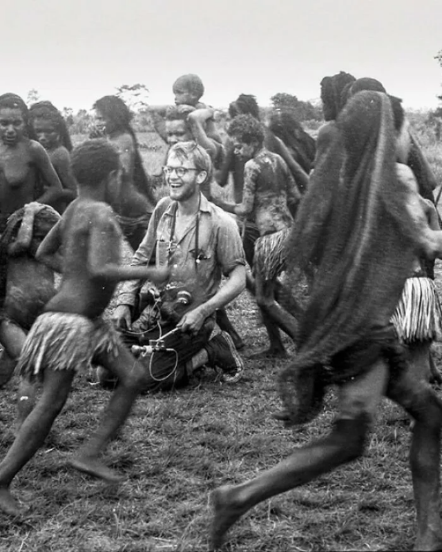 Последняя известная фотография Майкла Рокфеллера, 23-летнего сына политика и предпринимателя Нельсона Рокфеллера, в племени людоедов в Новой Гвинее, 1961 год