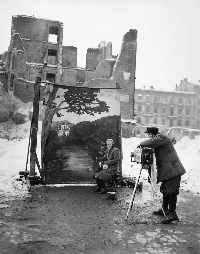 Уличное фотоателье в Варшаве, 1946 год