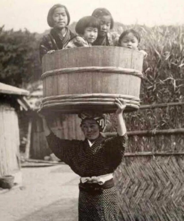 Японка несёт детей, 1900-е