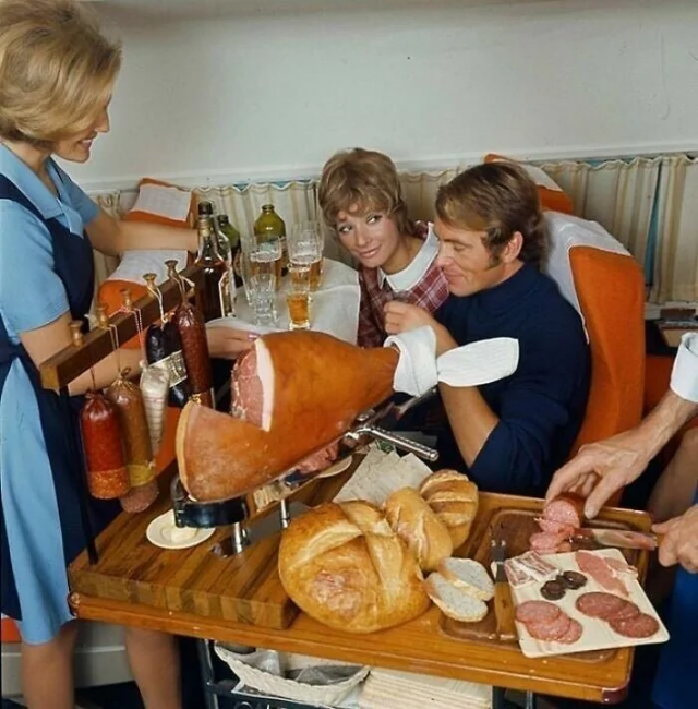 Подача закусок на рейсе Scandinavian Airlines, 1969 год