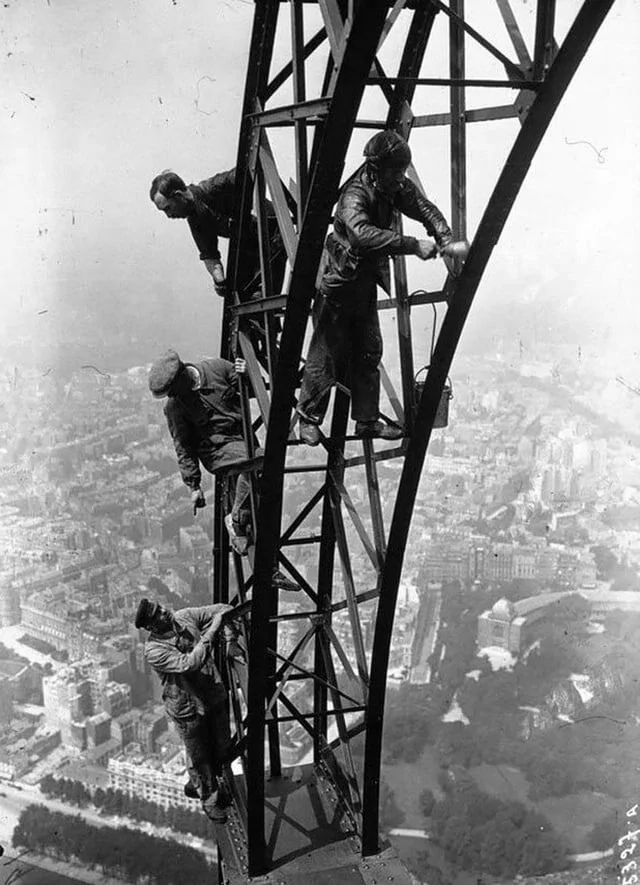 Покраска Эйфелевой башни, 1932 год Покраска Эйфелевой башни, 1932 год