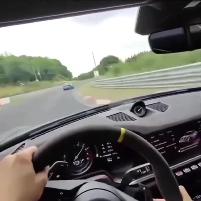 Страшная авария на «Нюрбургринге»: столкновение Porsche и BMW