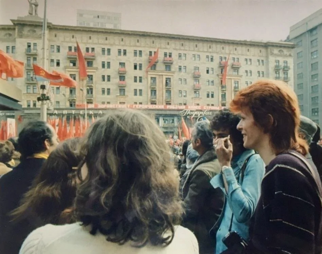 1 мая в Москве: на улицах столицы прогуливаются Дэвид Боуи и его бэк-вокалист Джефф Маккормак 1 мая в Москве: на улицах столицы прогуливаются Дэвид Боуи и его бэк-вокалист Джефф Маккормак