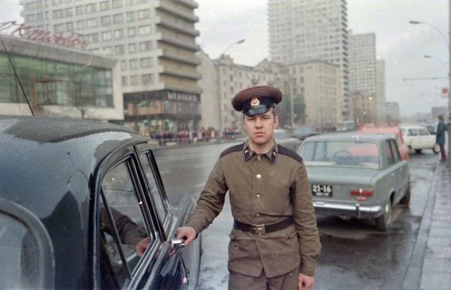 Красивая фотография с проспекта Калинина (ныне - улица Новый Арбат) Красивая фотография с проспекта Калинина (ныне - улица Новый Арбат)