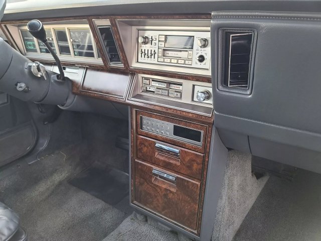 Передняя панель Chrysler New Yorker 1980-х годов Передняя панель Chrysler New Yorker 1980-х годов
