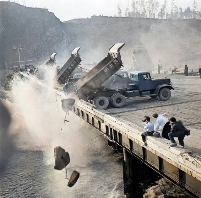 Строительство Братской ГЭС. Начало перекрытия Ангары, 1959 год. Строительство Братской ГЭС. Начало перекрытия Ангары, 1959 год.
