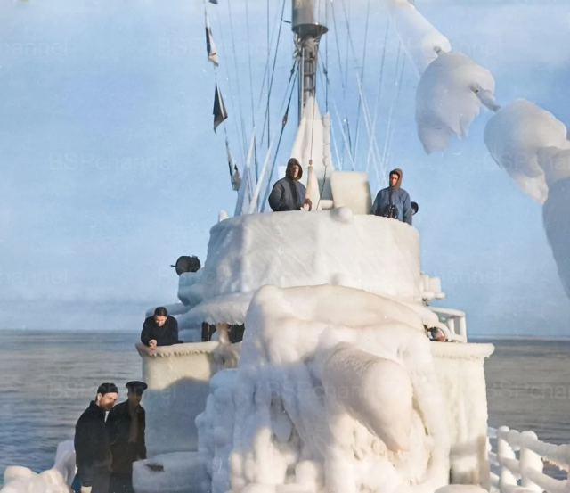 Эсминец ВМС США USS Anoka после шторма, Алеутские острова, 1943 год.